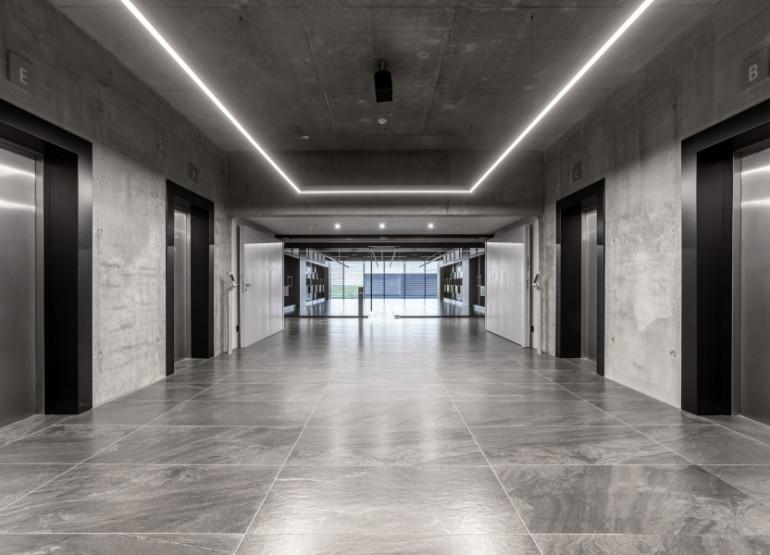 Офисно-складской комплекс Strotskis: Вид главного лифтового холла